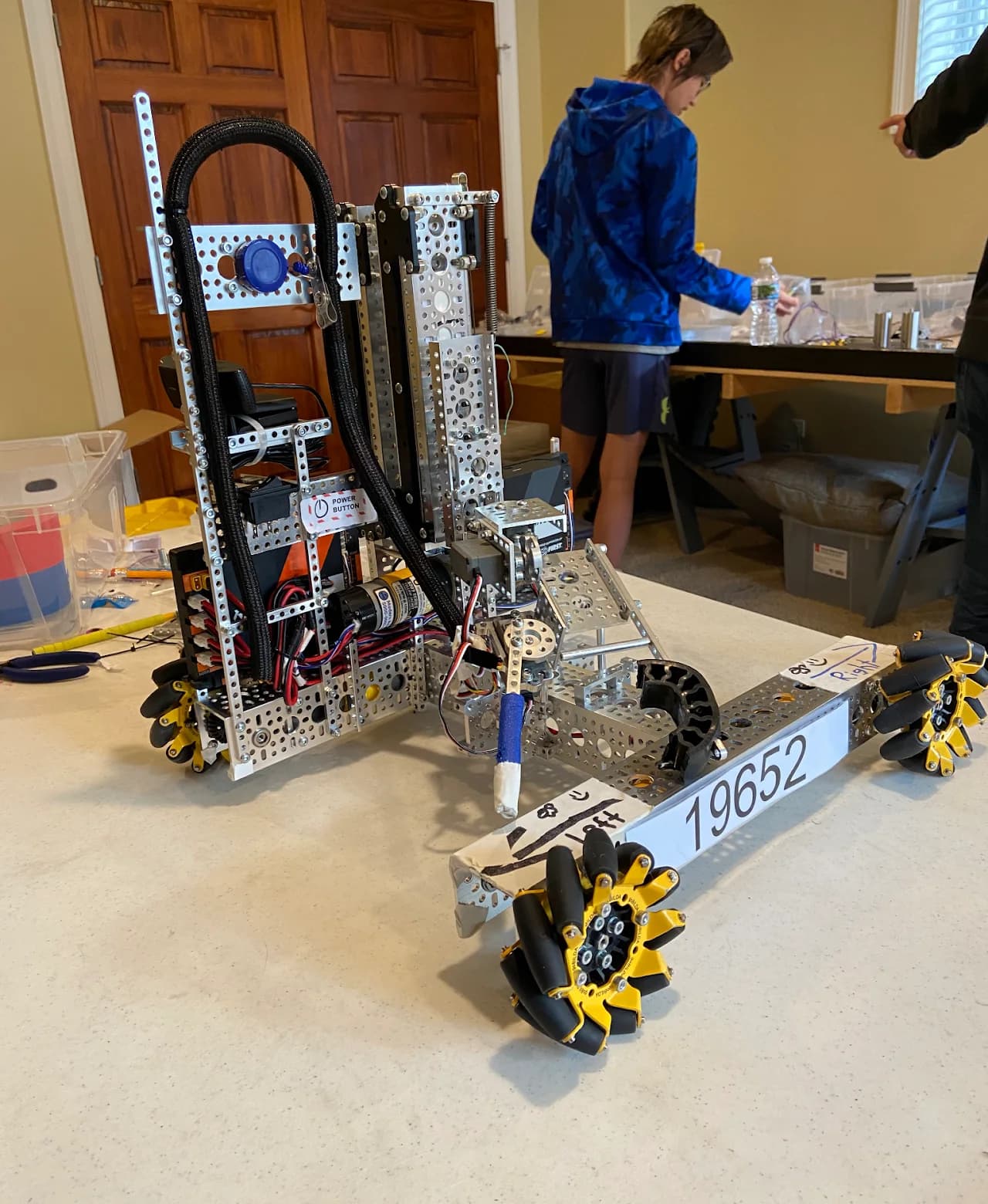 Bob v2, the Power Play robot, with its cascading slide and mecanum wheels and the 19652 plate